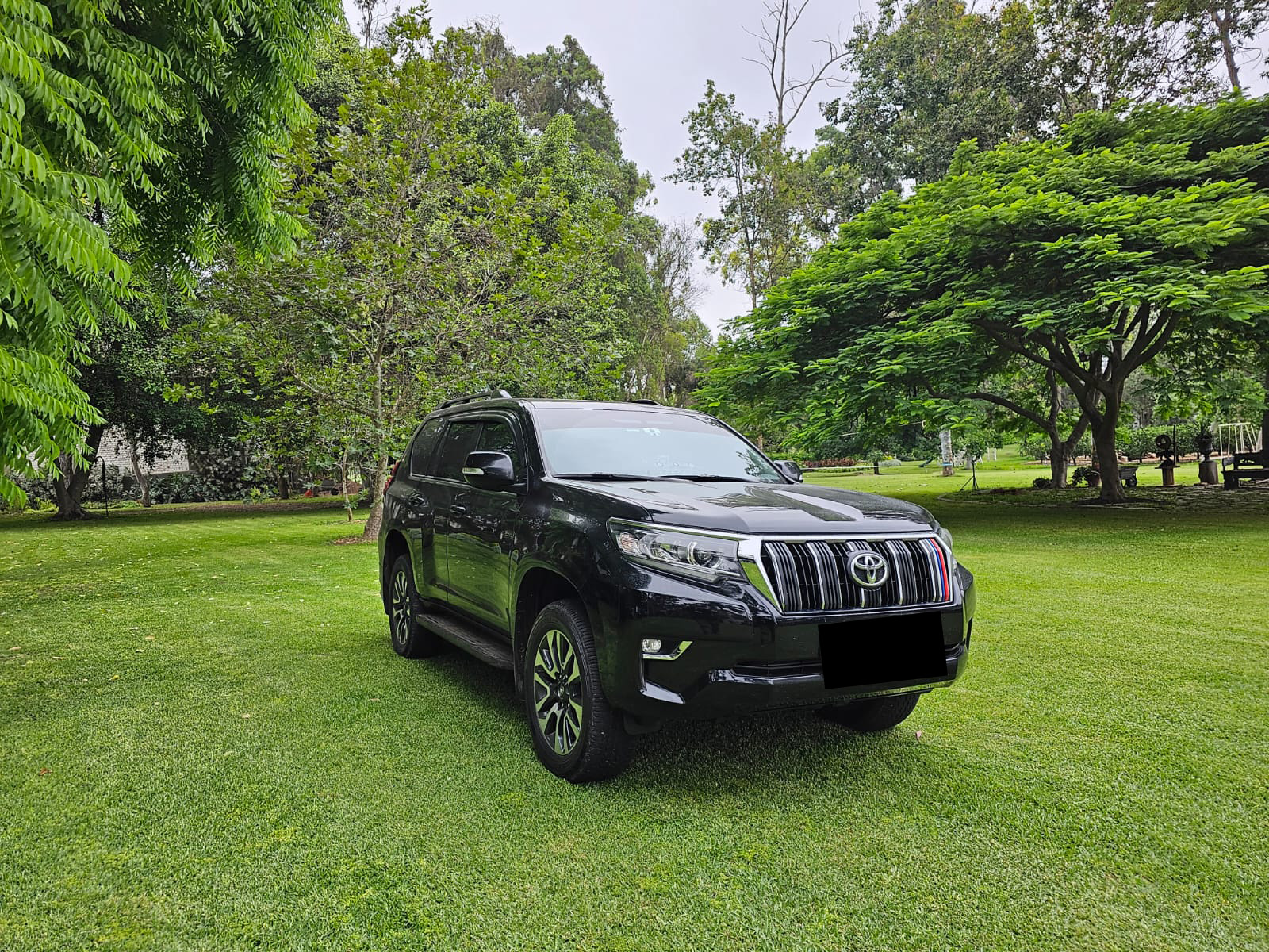 Toyota Land Prado — 1 / 7